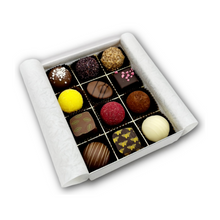 Laden Sie das Bild in den Galerie-Viewer, Osterbonbonniere "Langhase" mit 12 Stück Konfekt