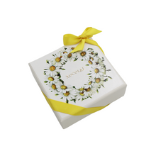Laden Sie das Bild in den Galerie-Viewer, Blumenbonbonniere "Margeriten" mit 4 Stück Konfekt