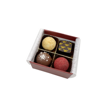 Laden Sie das Bild in den Galerie-Viewer, 4er Bonbonniere Rot offen