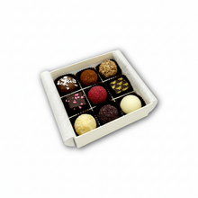 Laden Sie das Bild in den Galerie-Viewer, Osterbonbonniere "Kükenherde" mit 9 Stück Konfekt