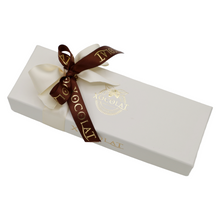 Laden Sie das Bild in den Galerie-Viewer, Bonbonnierer Cremeweiss mit 12 Stueck Konfekt