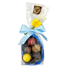 Laden Sie das Bild in den Galerie-Viewer, Osterei-Hälfte aus Vollmilchschokolade mit 10 Stück Trüffeln und Konfekt
