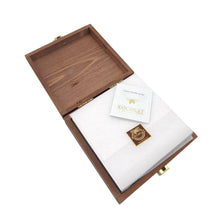Laden Sie das Bild in den Galerie-Viewer, Xocolat Holzbonbonniere mit 25 Stueck Konfekt offen