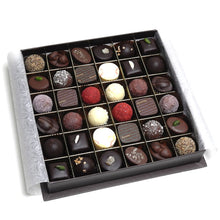 Laden Sie das Bild in den Galerie-Viewer, Xocolat Bonbonniere 36 Stück offen
