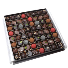 Laden Sie das Bild in den Galerie-Viewer, Xocolat Bonbonniere 64 Stück offen