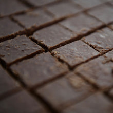 Laden Sie das Bild in den Galerie-Viewer, Gutschein für einen Schokoladenworkshop Vegan in der Xocolat Manufaktur