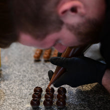 Laden Sie das Bild in den Galerie-Viewer, Gutschein für einen Schokoladenworkshop Vegan in der Xocolat Manufaktur
