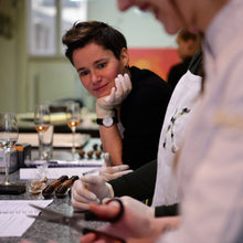 Laden Sie das Bild in den Galerie-Viewer, Gutschein für einen Schokoladenworkshop Vegan in der Xocolat Manufaktur