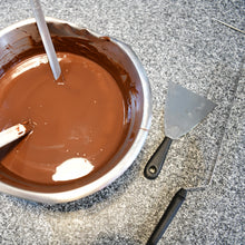 Laden Sie das Bild in den Galerie-Viewer, Gutschein für einen Schokoladenworkshop Masterclass in der Xocolat Manufaktur