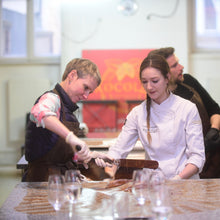 Laden Sie das Bild in den Galerie-Viewer, Gutschein für einen Schokoladenworkshop Vegan in der Xocolat Manufaktur
