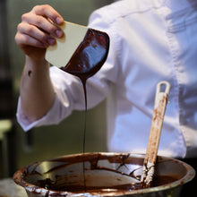 Laden Sie das Bild in den Galerie-Viewer, Gutschein für einen Schokoladenworkshop Basic in der Xocolat Manufaktur