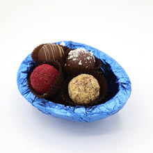Laden Sie das Bild in den Galerie-Viewer, Osterei-Hälfte aus Vollmilchschokolade mit 10 Stück Trüffeln und Konfekt