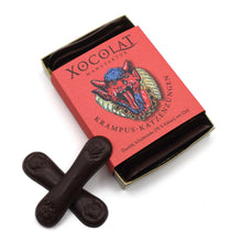 Laden Sie das Bild in den Galerie-Viewer, Xocolat Krampus-Katzenzungen aus dunkler Chili-Schokolade
