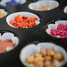 Laden Sie das Bild in den Galerie-Viewer, Nüsse und Früchte, die beim Workshop auf die Schokolade gestreut werden