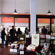 Laden Sie das Bild in den Galerie-Viewer, Schokoladen Workshop in der Xocolat Manufaktur Wien 5