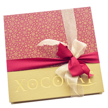 Laden Sie das Bild in den Galerie-Viewer, Xocolat Weihnachtsbonbonniere mit 64 Stück Konfekt