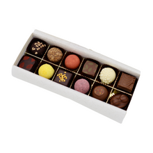 Laden Sie das Bild in den Galerie-Viewer, Bonbonniere mit 12 Stück Konfekt offen
