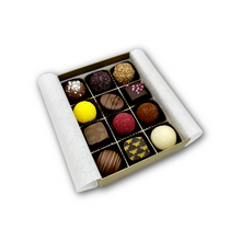 Laden Sie das Bild in den Galerie-Viewer, Bonbonniere mit 12 Stück Konfekt offen
