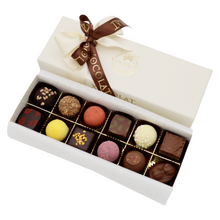 Laden Sie das Bild in den Galerie-Viewer, Bonbonnierer Cremeweiss mit 12 Stueck Konfekt offen
