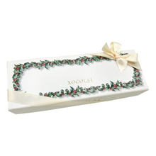 Laden Sie das Bild in den Galerie-Viewer, Weihnachtsbonbonniere mit weihnachtlichem Rankenmuster und 12 Stück Konfekt
