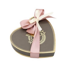 Laden Sie das Bild in den Galerie-Viewer, Xocolat Herzbonbonniere mit 13 Stück Konfekt
