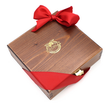 Laden Sie das Bild in den Galerie-Viewer, Xocolat Holz Bonbonniere mit 25 Stueck Kofekt
