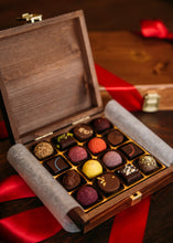 Laden Sie das Bild in den Galerie-Viewer, Xocolat Holz Bonbonniere offen
