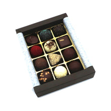 Laden Sie das Bild in den Galerie-Viewer, Xocolat Bonbonniere mit 12 Tueck Pralinen offen
