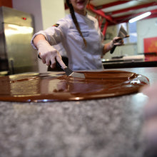 Laden Sie das Bild in den Galerie-Viewer, Gutschein für einen Schokoladenworkshop in der Xocolat Manufaktur
