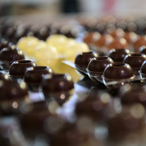 Pralinenhohlkörper, die beim Workshop befüllt werden 